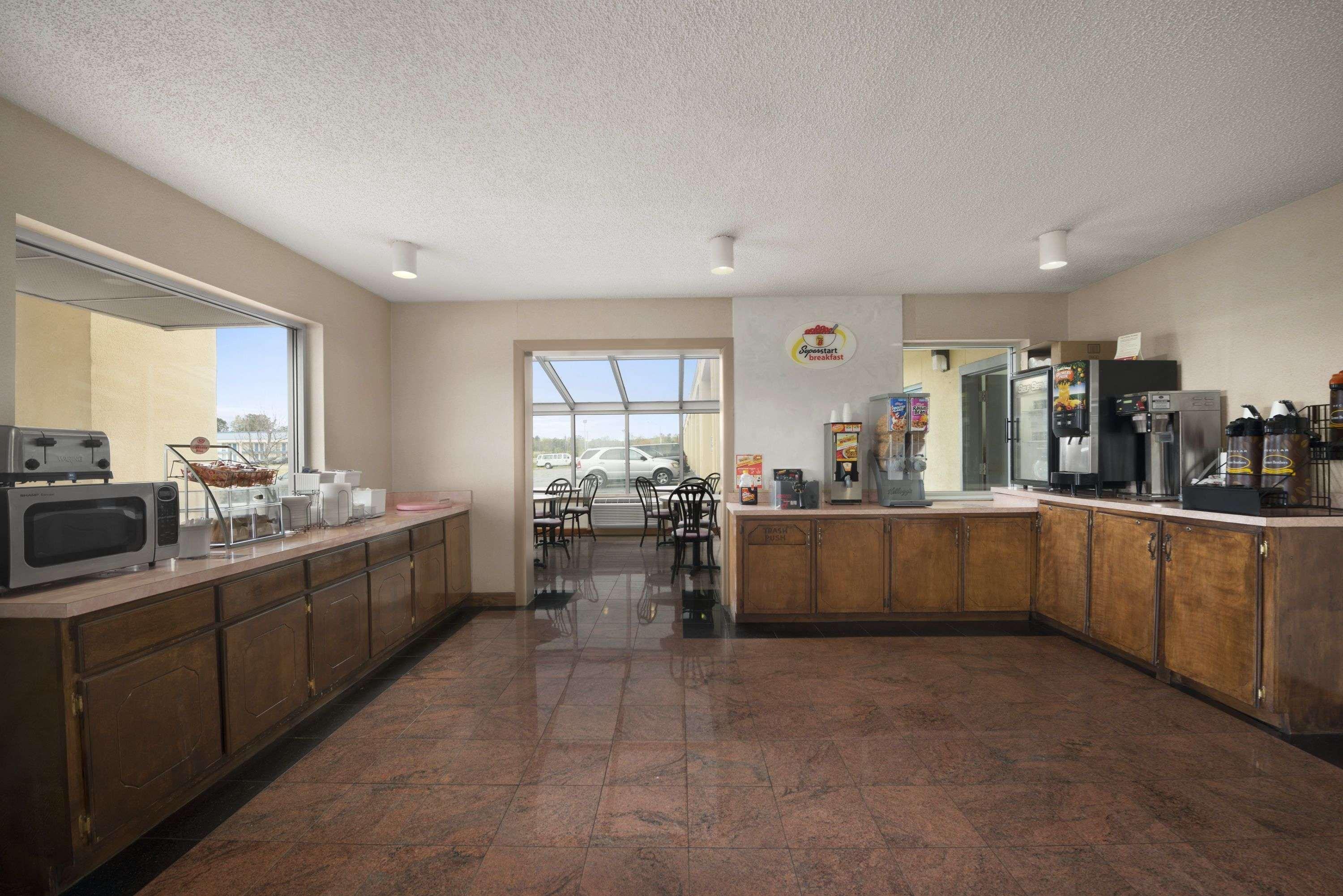 Super 8 By Wyndham Meridian Exterior foto