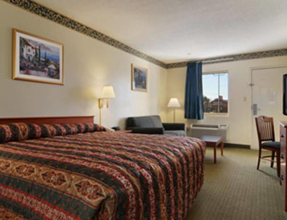 Super 8 By Wyndham Meridian Exterior foto
